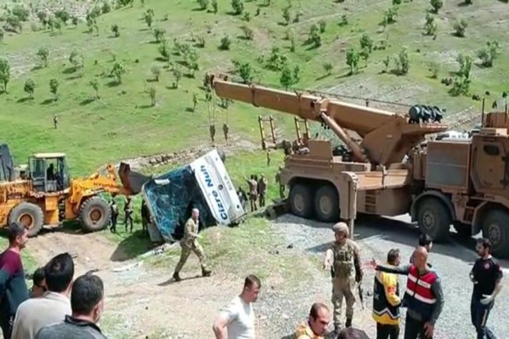 Türkiyədə əsgərləri daşıyan avtobus aşıb, 2 şəhid, 45 yaralı var -FOTO 