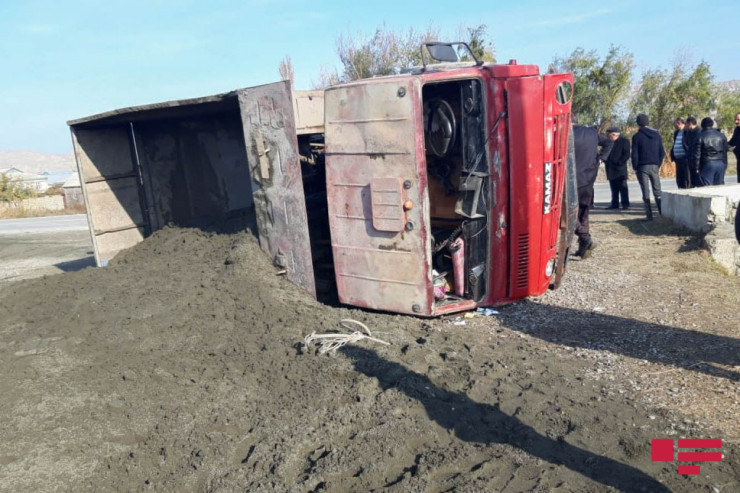 Qubada "KamAZ" aşdı,  ölən var 