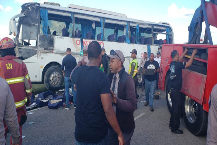 Avtobus xəndəyə aşdı, 13 nəfər öldü