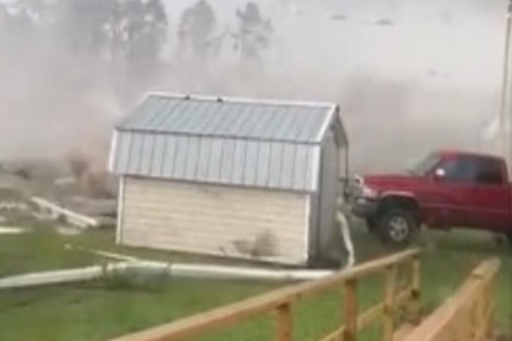 Tornado altı nəfərin ölümünə səbəb oldu, 1 milyona yaxın insan işıqsız qaldı