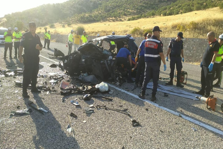 Yol qəzasında iki aylıq körpə olmaqla dörd nəfər öldü