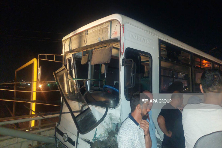 Abşeronda avtobusla maşın toqquşdu,  sürücü öldü   - FOTO 