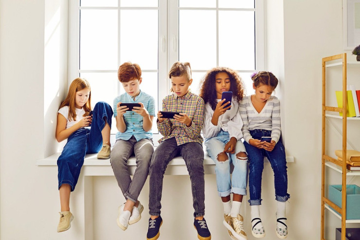 Smartfonlardan çox istifadə edən uşaqların inkişafı necə olur?