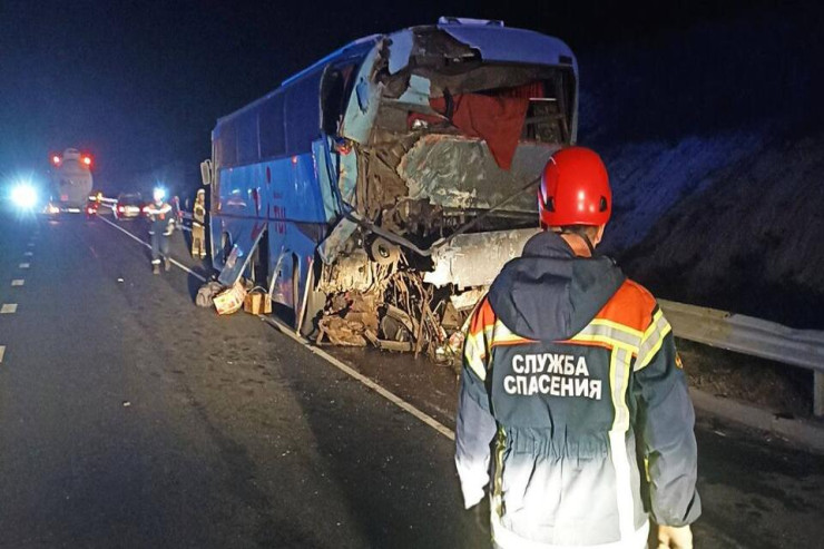 Avtobus TIR-la toqquşdu, ölən və yaralananlar var