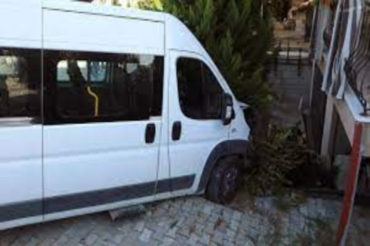 Məktəbli avtobusu qəzaya düşdü, 21 nəfər yaralandı 