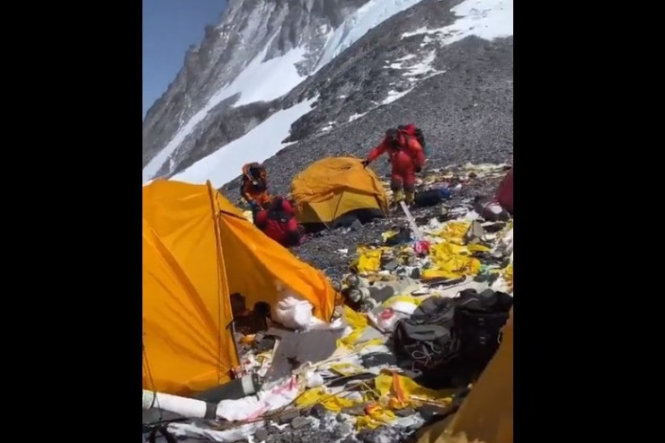 Everestdəki alpinistlərin hərəkətləri hər kəsi əsəbiləşdirdi - VİDEO 
