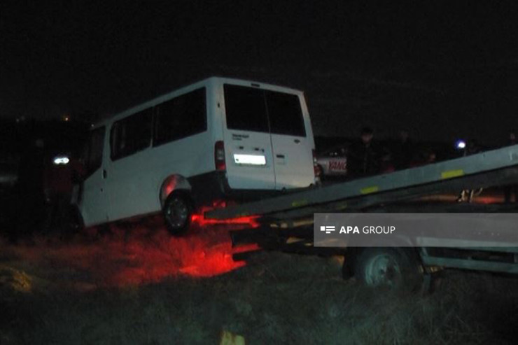 Bakıda mikroavtobus kanala düşdü-FOTO -VİDEO 