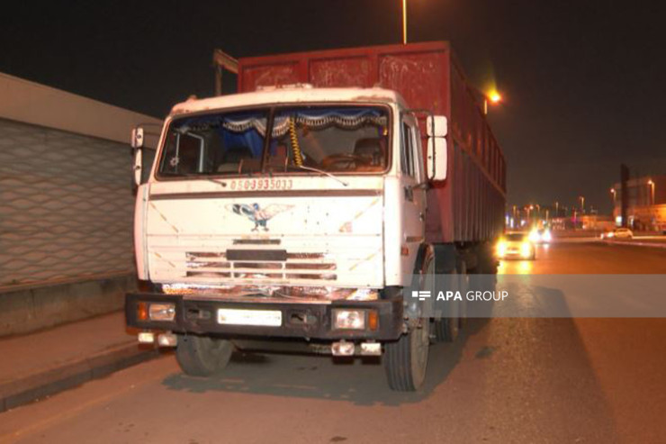 "Toyota" "KAMAZ"a çırpıldı, xəsarət alan var -FOTO 