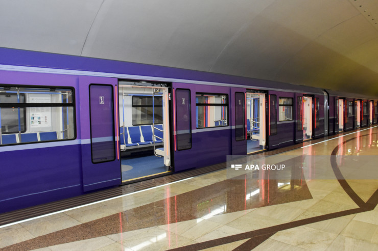 Bakı metrosunda yaşlı kişi qatar yoluna düşdü