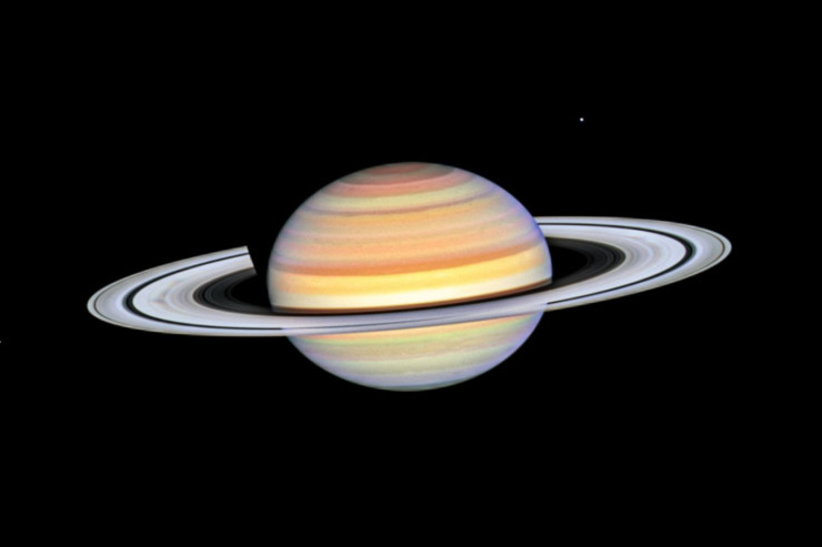 Saturnun yüksək keyfiyyətli FOTOSU 