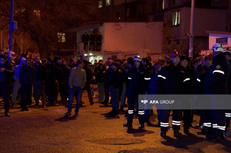 Bakıda qadın və kişi binanın damında intihar etmək istədi - FOTO 