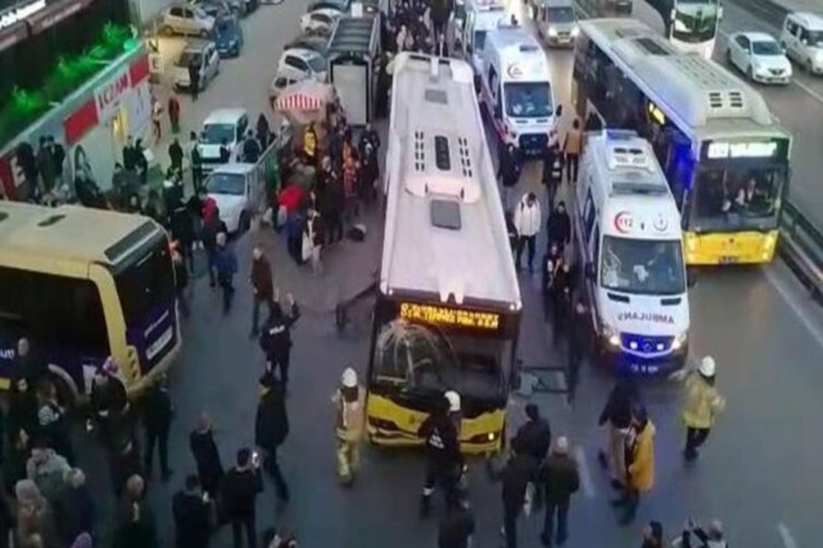 İstanbulda avtobus dayancağa çırpıldı:  Azərbaycan vətəndaşı...  - VİDEO 