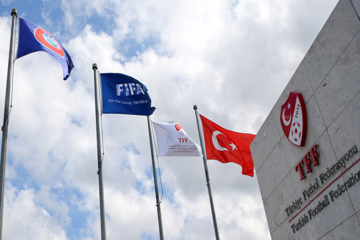 Türkiyədə futbol oyunlarının bərpa vaxtı  dəyişdirildi 