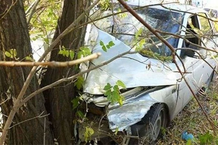 Maşın ağaca ÇIRPILDI: 23 yaşlı oğlan ÖLDÜ 