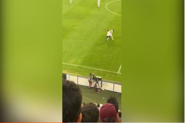 Azarkeş meydana qaçıb qonaq futbolçunu vurdu - FOTO 