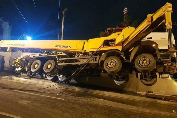 Xocalıda beton tökən maşın aşdı, yaralılar var