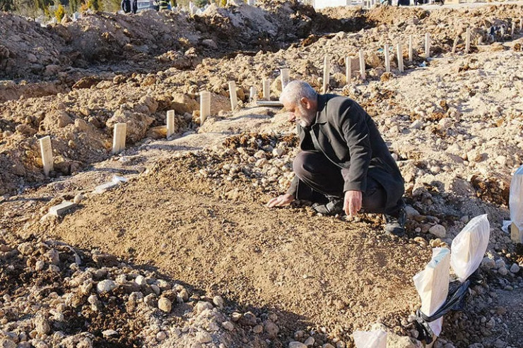 "Zəlzələ qəbirstanlığı"ndan ürək dağlayan  görüntülər