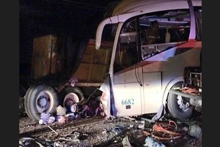 Avtobus qəzaya uğradı, 17 nəfər öldü 