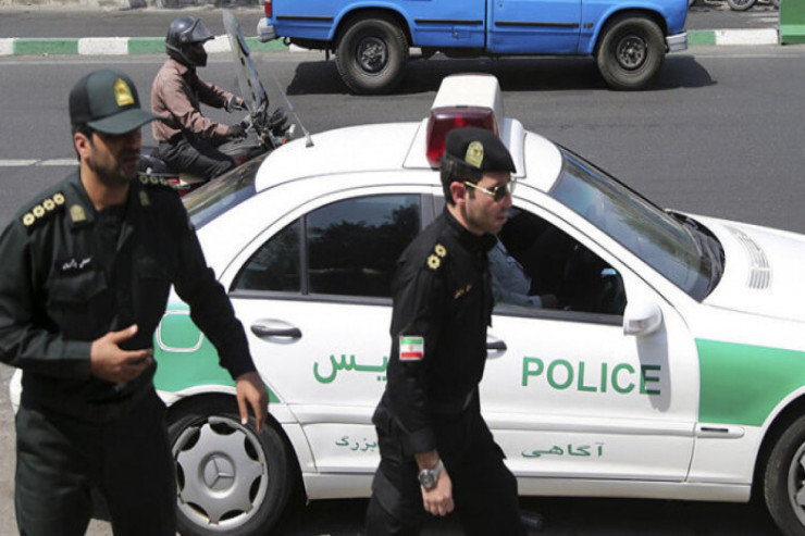 İran polisi körpə qızı qanına qəltan etdi - VİDEO 