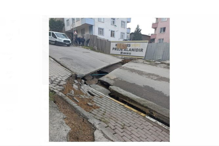 İstanbulda yol çökdü, binalar boşaldıldı