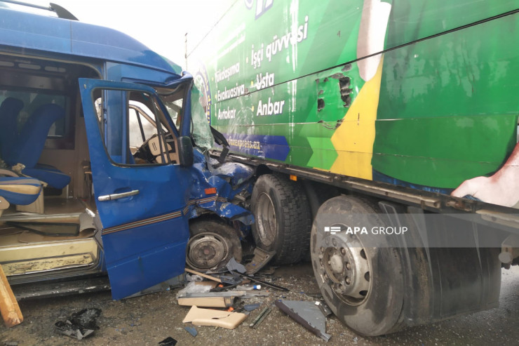 Sabirabadda mikroavtobusla TIR toqquşdu, yaralılar var  -YENİLƏNİB 