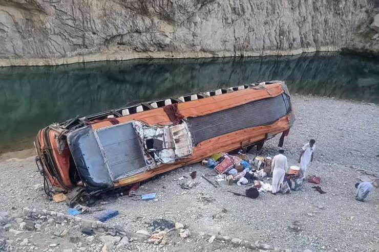 Avtobusla mikroavtobus toqquşdu, 13 nəfər öldü 