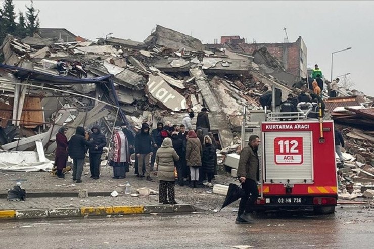 Türkiyədə zəlzələdə dağılan binalarla bağlı 55 nəfər həbs edilib