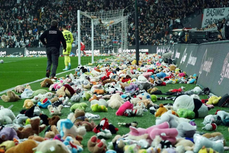 Futbol oyununda bir anda stadion oyuncaqla doldu - VİDEO 