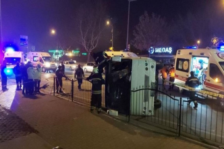  Prospektdə QƏZA:   Mikroavtobus aşdı,  10 nəfər...   - FOTO 