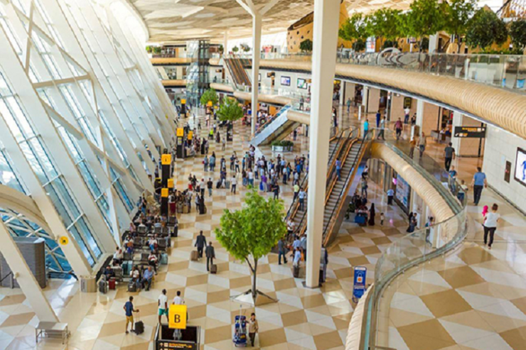 Bakı aeroportunda QULDURLUQ:  döyüb pulunu əlindən aldılar