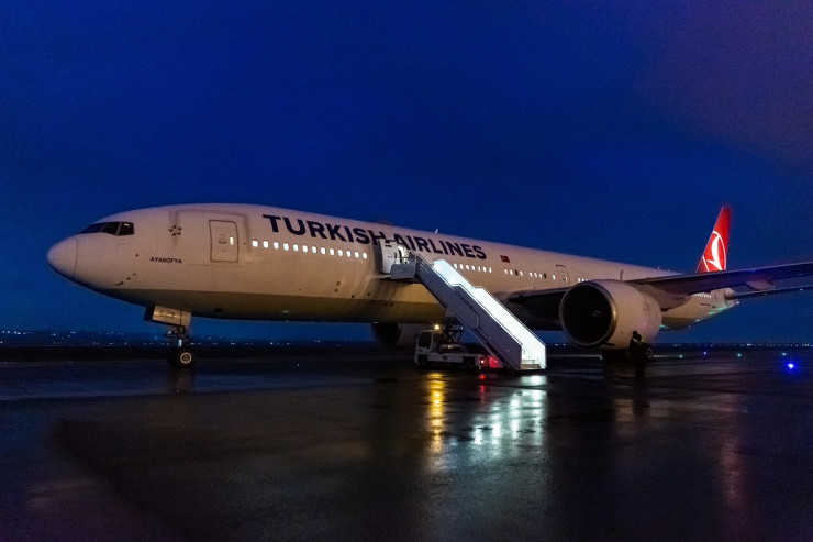 İstanbul-Tokio təyyarəsi Bakıda  məcburi eniş etdi 