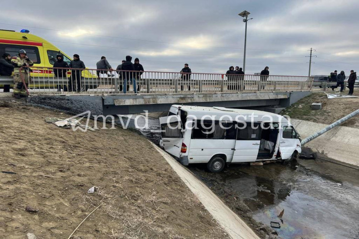 Mikroavtobus dirəyə çırpıldı, 10 nəfər...  