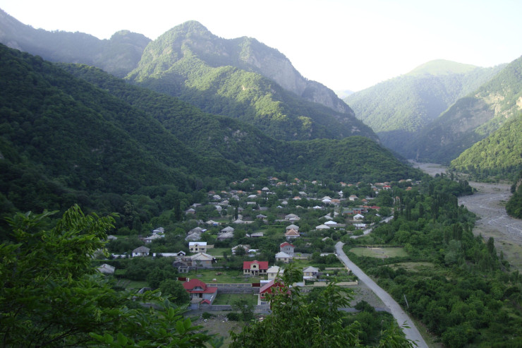 Qaxda turist dağdan yıxıldı  - YENİLƏNİB 