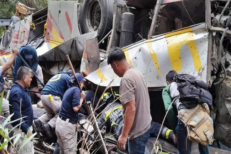 Avtobus dərəyə aşdı, 27 ÖLÜ, 17 YARALI 