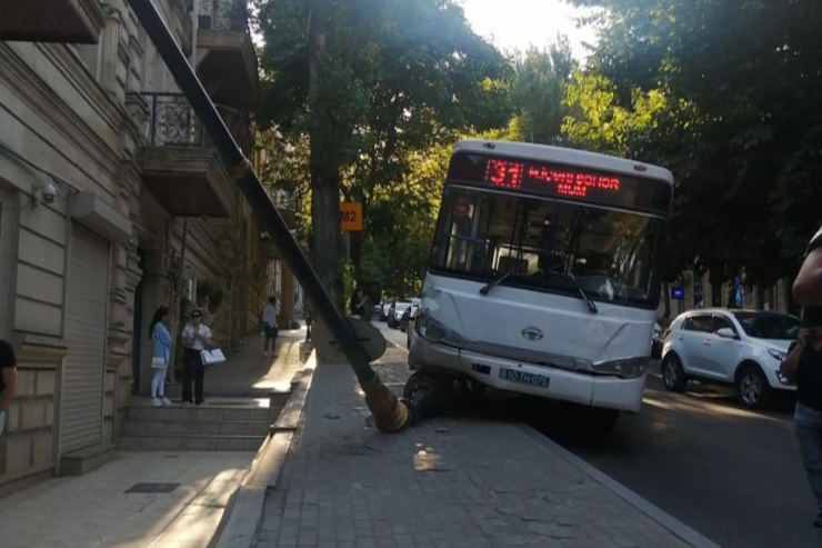 Bakının mərkəzində  QORXULU ANLAR:   Avtobus işıq dirəyini  binanın üstünə   aşırdı