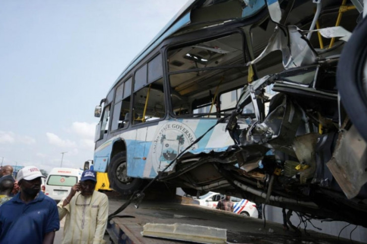 Avtobus yük avtomobilinə çırpıldı: 20 ÖLÜ 