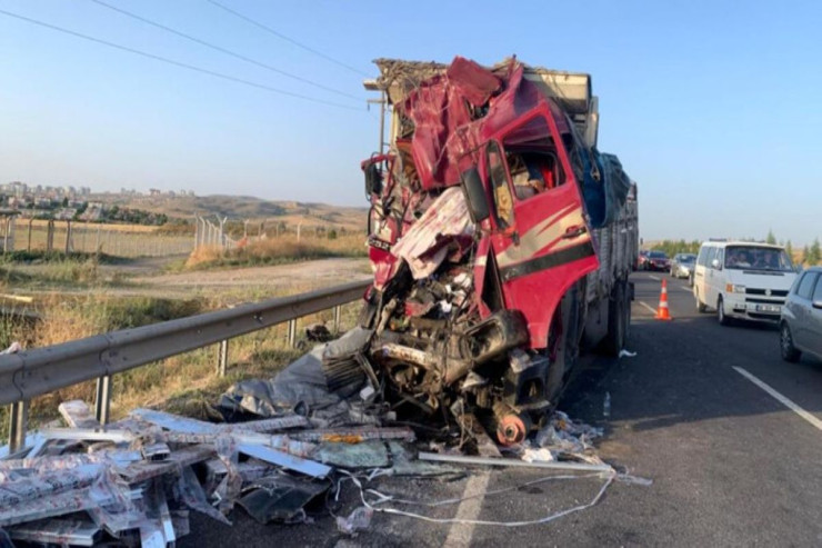 Yük maşını avtobusa çırpıldı,  12 nəfər...  