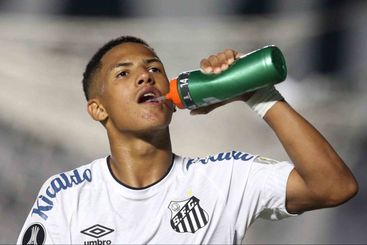 “Çelsi” klubu “Santos”un 18 yaşlı hücumçusunu transfer etdi