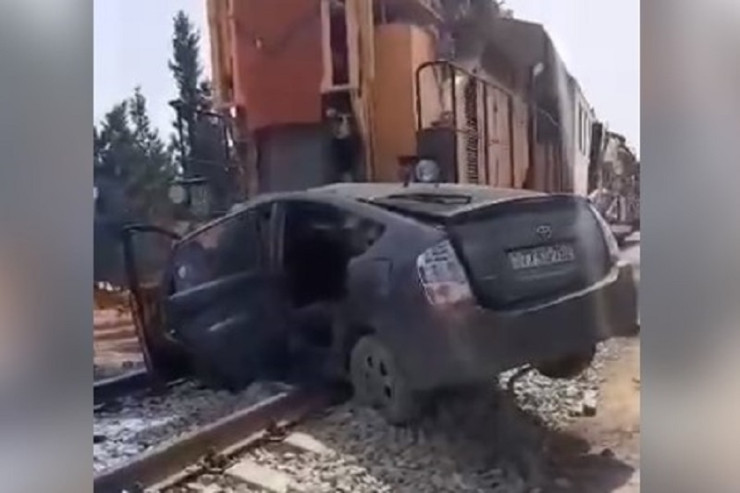 Bakıda "Prius" qatarla toqquşdu: 3 yaralı  - VİDEO 