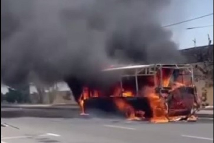 Bakıda marşrut avtobusu yandı - VİDEO  - YENİLƏNİB 