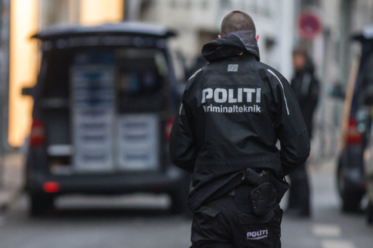 Polis Quranı yandırılmaqdan qorumağa çalışan qadını döydü