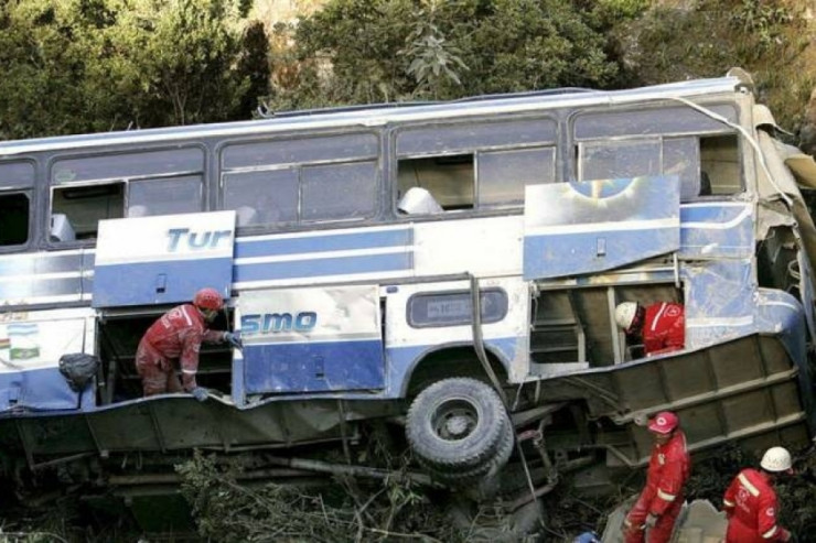 Avtobus uçurumdan aşdı, 15 ÖLÜ 