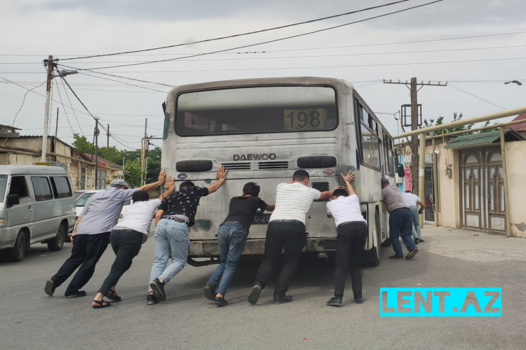 Bakıda bu dəfə sərnişinlər avtobusu apardı - FOTO FAKT 