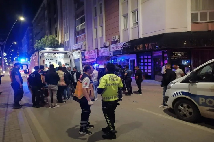 İş yerində atışma:  Yeddi polis...  