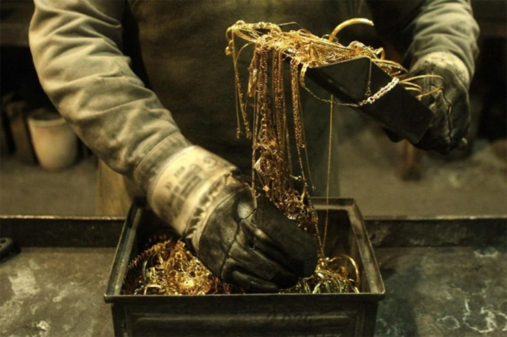 Bakıda evdən 10 min manatlıq QIZIL OĞURLANDI 