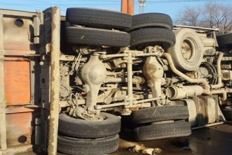 Ağsuda "KaMAZ" aşdı, ölən var 