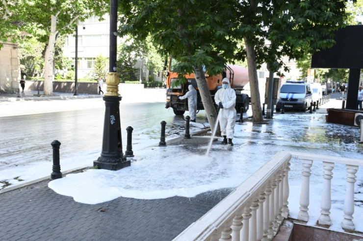 Bu gün Bakının 545 küçəsi yuyuldu - FOTO 