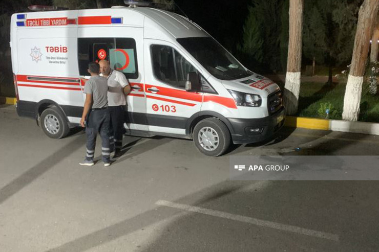 Avtomobilin vurduğu piyada təcili yardım xərəyindən düşüb öldü-FOTO 