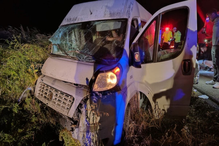 Mikroavtobus qəzaya uğradı, 14 nəfər... 