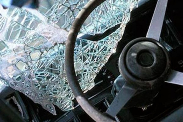 Qusarda "Opel" betona çırpıldı, sürücü öldü